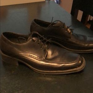 Gently worn Claiborne black leather shoes size 8